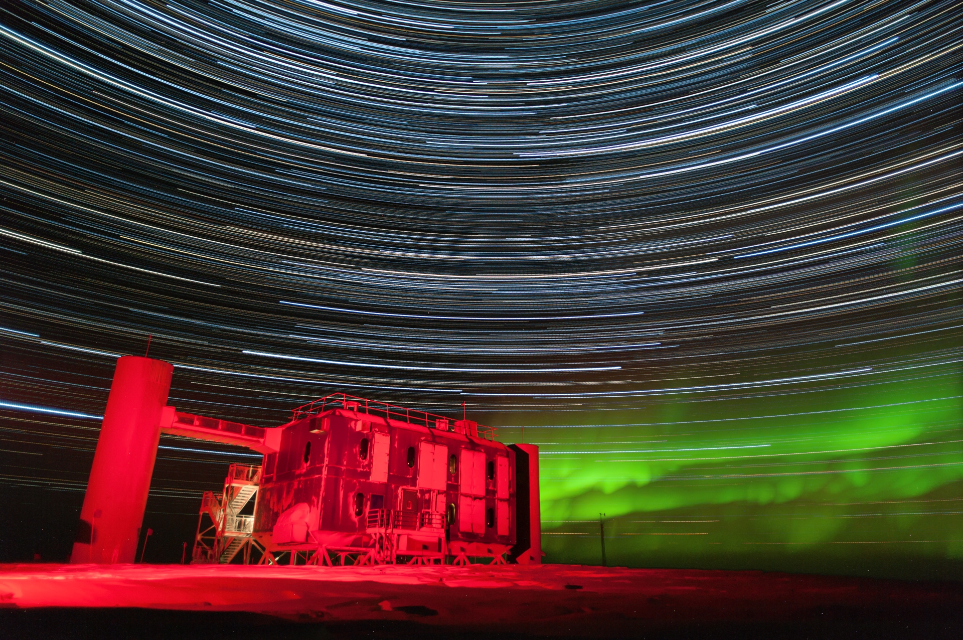 The IceCube Lab with star trails – 2015